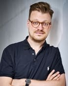 Maxi Gstettenbauer as Host et Self