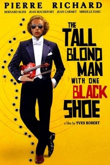 Visoki plavokosi muškarac sa jednom crnom cipelom