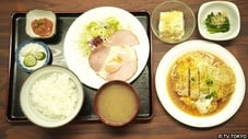 江東區枝川的火腿煎蛋套餐與豬排菜