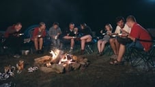 De groep kampeert in de vrije natuur