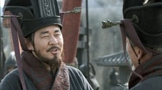 Para eliminar um traidor, Cao Cao apresenta uma espada preciosa
