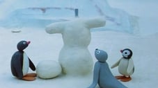 Pingu construit un bonhomme de neige